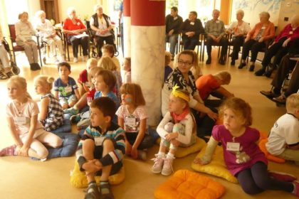 Kindergarten „Rote Mühle“ zu Besuch im Cura Seniorencentrum Emden