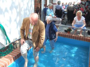 Kneipp-Anwendung im Wassertretbecken