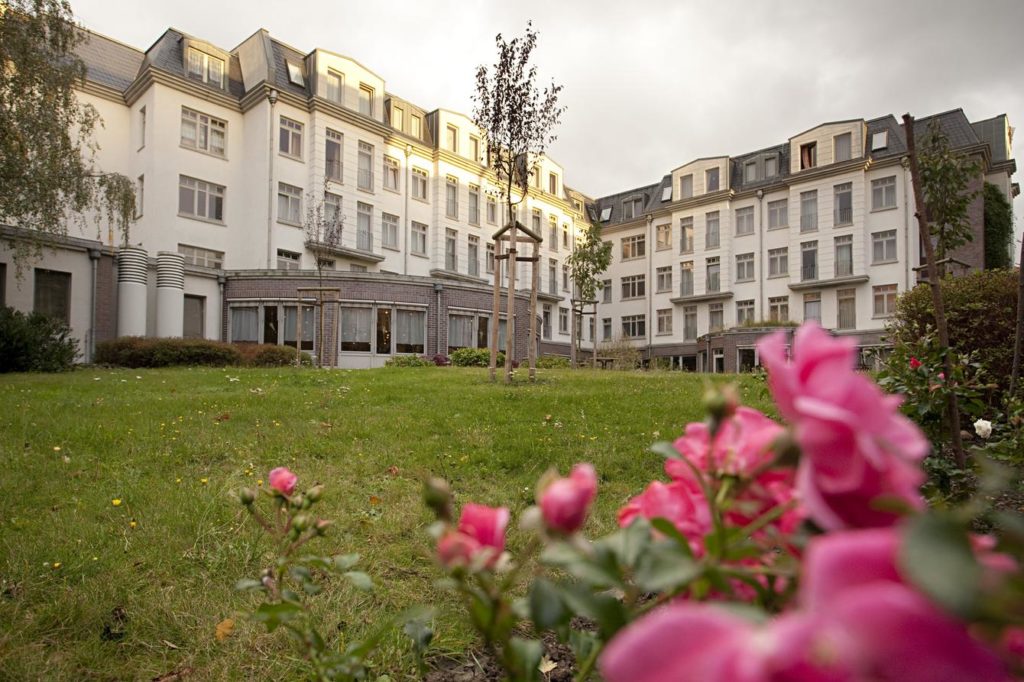 In mitten der Stadt und doch im Grünen. Ein weitläufiger Garten lockt zu einem Spaziergang an frischer Luft