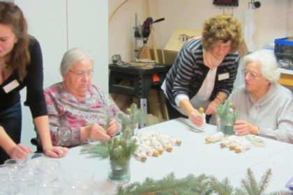 „Kreativer Bastelspaß im Seniorencentrum“  – Adventsgestecke selbst gemacht!