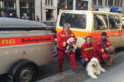 Rettungshundestaffel trainiert im Seniorenheim