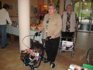 Die Körbchen sind voll mit kleinen Geschenken und Präsenten. Zufriedene Gesichter am Ende des Weihnachtsmarktes