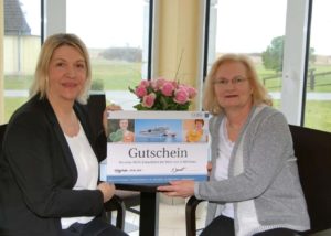 Einrichtungsleiterin Elke Dannert (links) mit der glücklichen Gewinnerin Frau Lück (rechts)