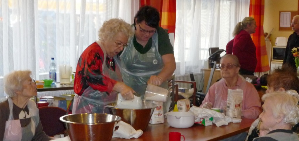 Als Dankeschön an alles Pflegenden gab es Herzkuchen von unseren Bewohnern gebacken