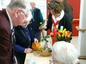 Der Bewohnerbeirat sagt mit Blumen "Danke"