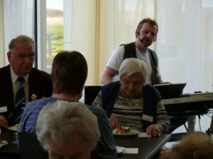 Livemusik bei Kaffee und Kuchenangebot