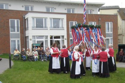 Tanz um den CURA-Maibaum mit der DRK-Volkstanzgruppe Grube