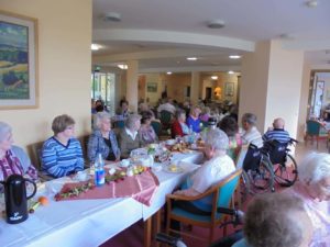 Das Foyer der Einrichtung ist gut besucht; keiner möchte sich das Sommerfest entgehen lassen