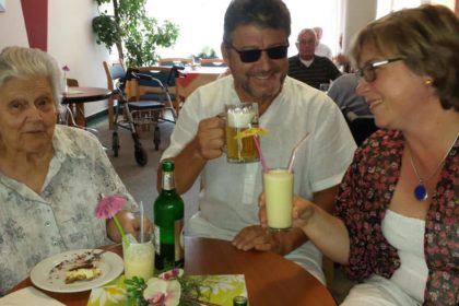 Ein stimmungsvoller Tag Sommerurlaub im Altenheim