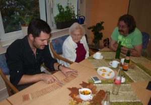 der Zaubertrick wird aufmerksam von den Bewohnern verfolgt