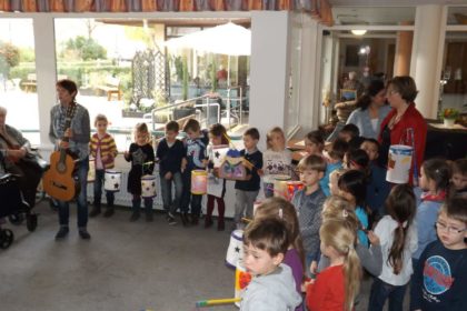 Wir teilen Freude – Kinder singen mit den Senioren an St. Martin