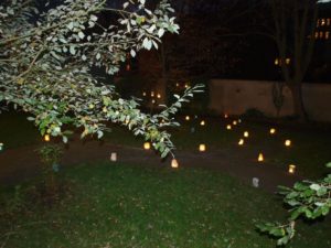 Lichtermeer im Garten des Maximilianstiftes