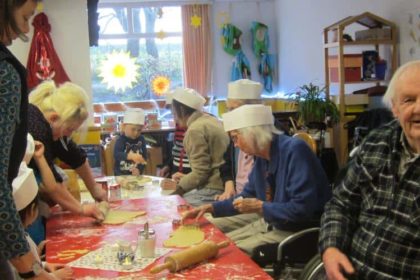 Muntere „Teigschlacht“ in der Weihnachtsbäckerei