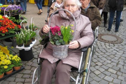 Ausflug zum Wochenmarkt und zur Krokusblüte im Schloßgarten