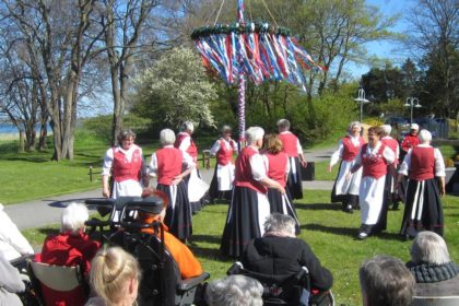 Traditioneller Tanz um den CURA-Maibaum