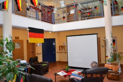 CURA Seniorencentrum Lilienthal ist bei Fußball Europameisterschaft Deutschlands 12.Mann