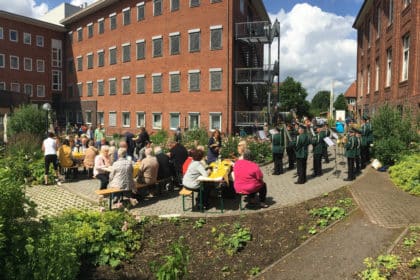 Spanferkel folgte der Einladung zum Sommerfest 2016 im Cura Seniorencentrum Bergedorf