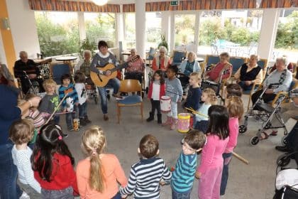 Sankt Martin lässt grüßen – Kinder und Senioren singen