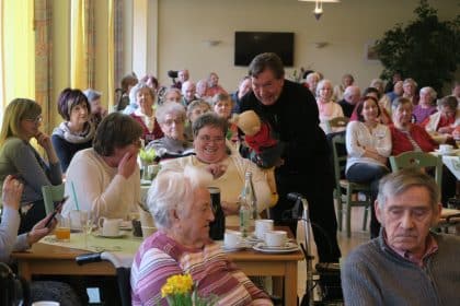 Varieté „Rumpelkammer“ überrascht Bewohnerinnen zum Frauentag im Cura SC Pasewalk