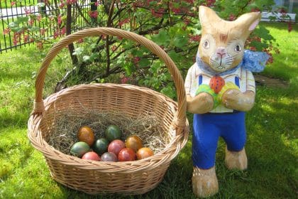 Mit vielen bunt bemalten Eiern könnt Ihr Ostern fröhlich feiern!