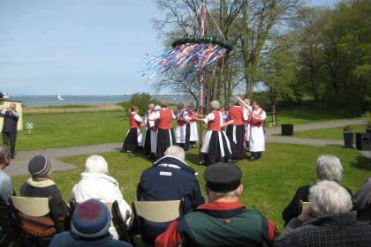 Maibaum, Maibowle und der traditionelle Bändertanz.