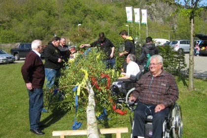 Maibaum stellen und Tanz in den Mai