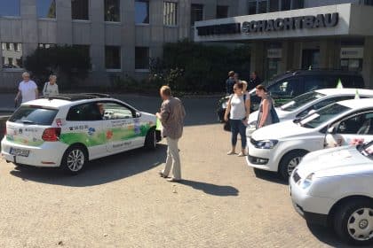 „Demenz braucht keine Konkurrenz“ – Autocorso vor dem Sozialamt –