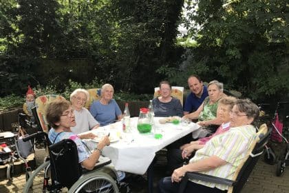 Draußen essen bei schönem Wetter…