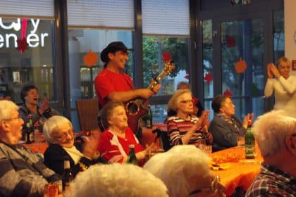 Da „rockt“ der Saal im Cura Seniorencentrum Gladbeck