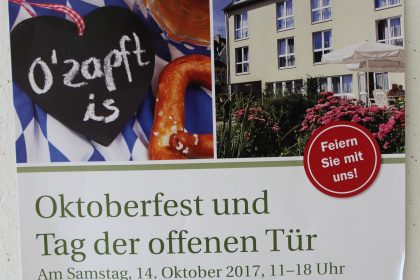 „Weiß-Blau“,  Schweinshaxen, Zwiebelkuchen und Jazzmusik im Freien-	Oktoberfest im Maternus Seniorencentrum Bonifatius –