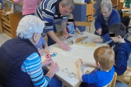 Vorweihnachtliches Kekse backen im Ev. Kindergarten