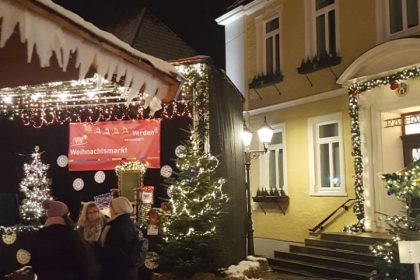 Der Bummel über dem Weihnachtsmarkt