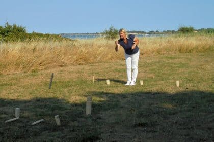 „Wikingerschach“ – CURA Heiligenhafen startet erste Mitarbeiter-Kubb-Saison!