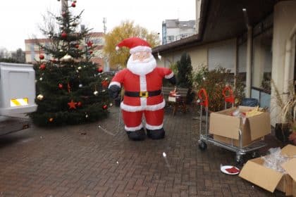 Vorfreude auf den Advent: Gemeinsames Baumschmücken vor dem Haus