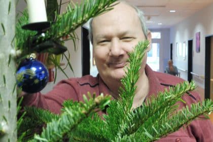 Weihnachtsbaum schmücken im Maxistift