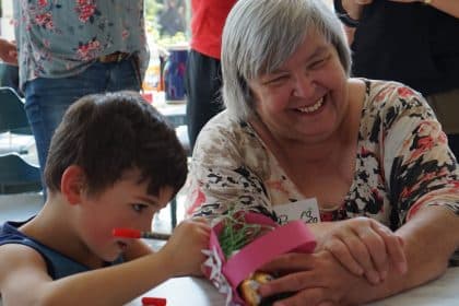 Fleißiges Osterbasteln mit Kindern aus „Unsere kleine Farm“