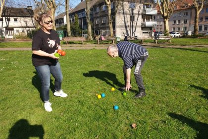 Frühlingssonne nutzen zum Boccia-Spiel