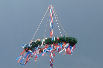 DRK-Volkstanzgruppe-Grube:   Traditionstänze um den CURA Maibaum!