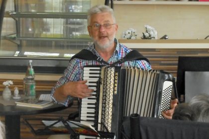 „Frühlingsmelodien und vieles mehr“. – Ein Akkordeonnachmittag im CURA Seniorencentrum Heiligenhafen!