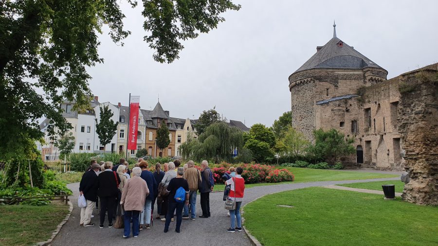 Gruppe vor Stadtmauer Andernach