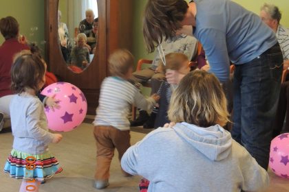 Der Besuch der Kinder bringt Schwung und Freude in den Angelika-Stift