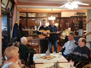 Musiker Duo Weihnachtslieder singend