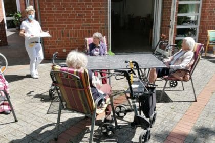 Mittagessen bei Sonnenschein und frischer Luft