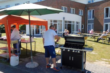 Gemeinschaft mit Abstand.. … oder Grillen auf “Corona-Art“!