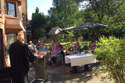 Gottesdienst in der Cura in Borgstedt bei herrlichem Sonnenschein!