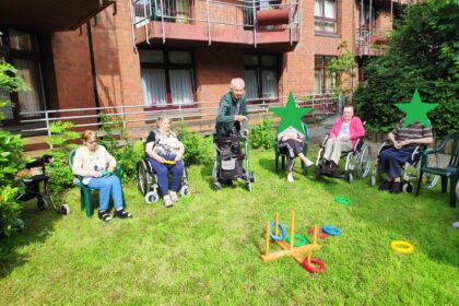 Sport im sonnigen Garten