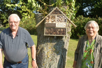 Bewohner bauen ein Zuhause für Insekten!